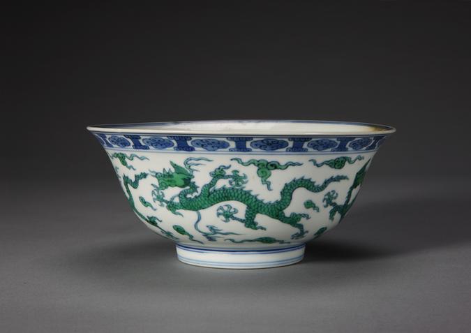 白地暗刻海水绿彩云龙纹青花边碗
