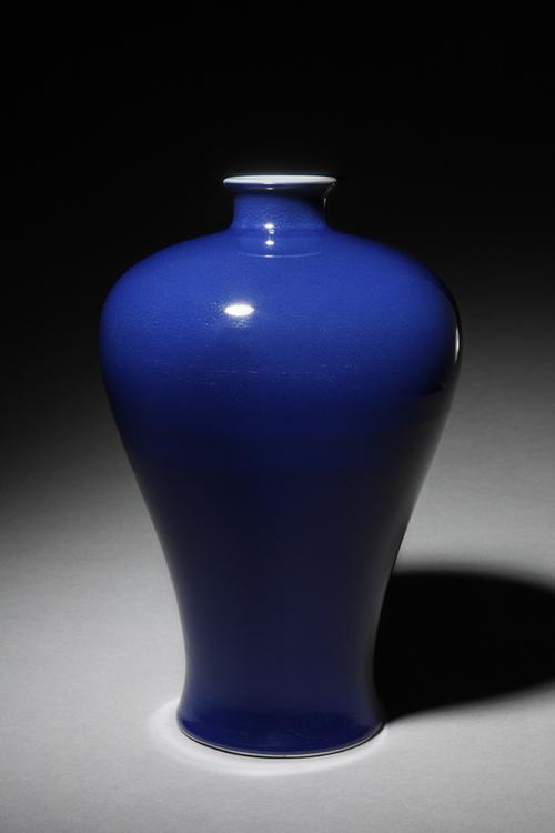 雍正款祭蓝釉梅瓶