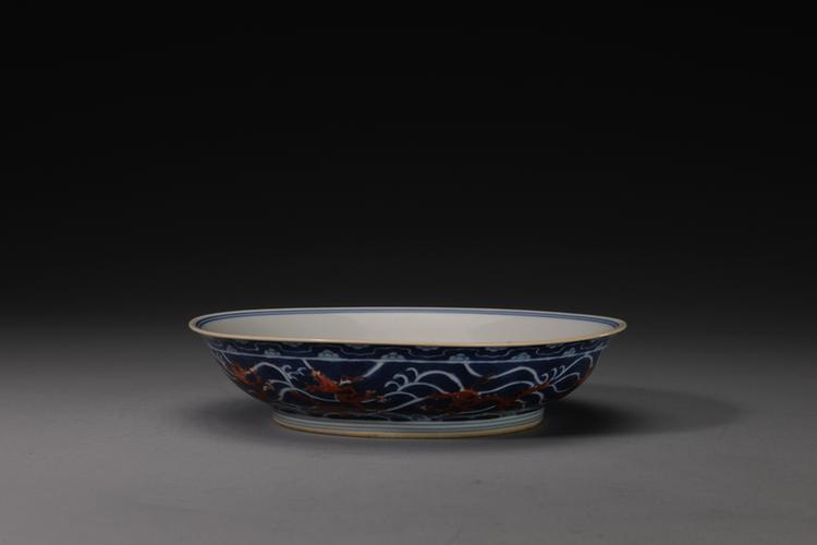 嘉庆款青花海水矾红彩云龙纹盘