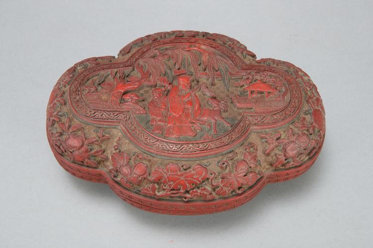 剔红人物故事图海棠式盒