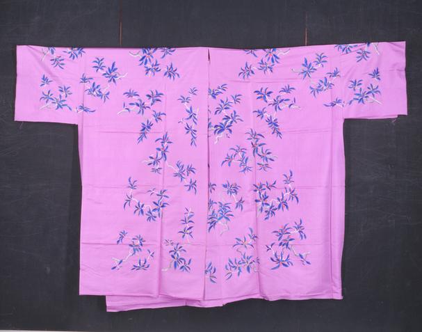 雪灰色绸绣桂花纹氅衣料