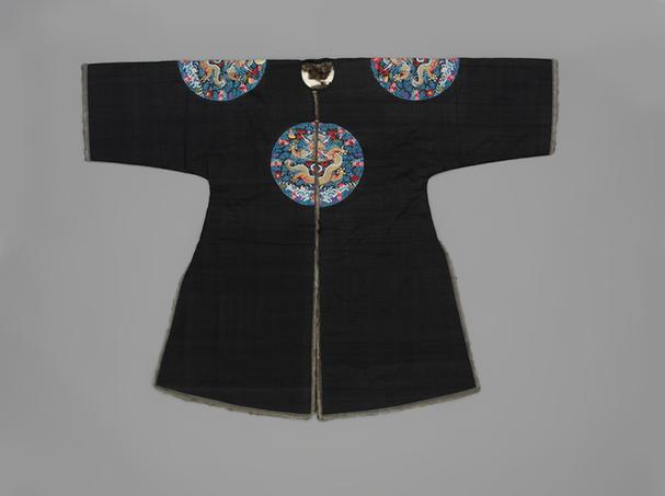 青色缂丝四团云蝠八宝金龙纹灰鼠皮衮服