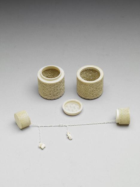 镂雕象牙活纹连链套盒