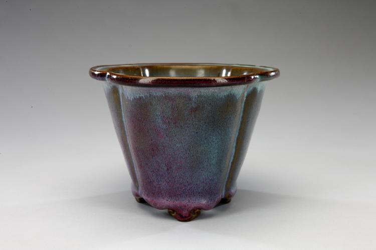 钧窑玫瑰紫釉海棠式花盆