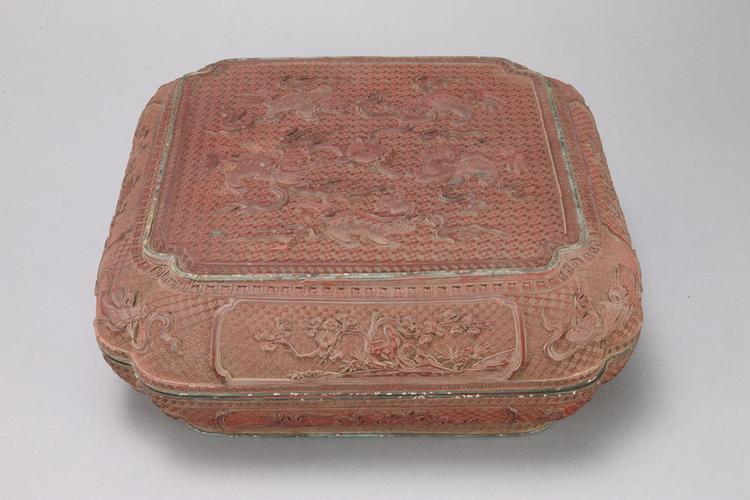 剔红五狮戏球图开光花卉纹四方委角盒