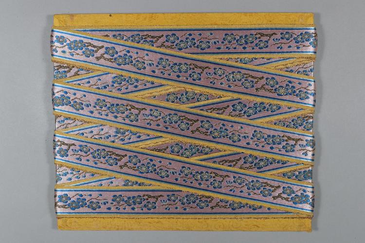 雪灰色缎地织金三蓝枝梅纹绦