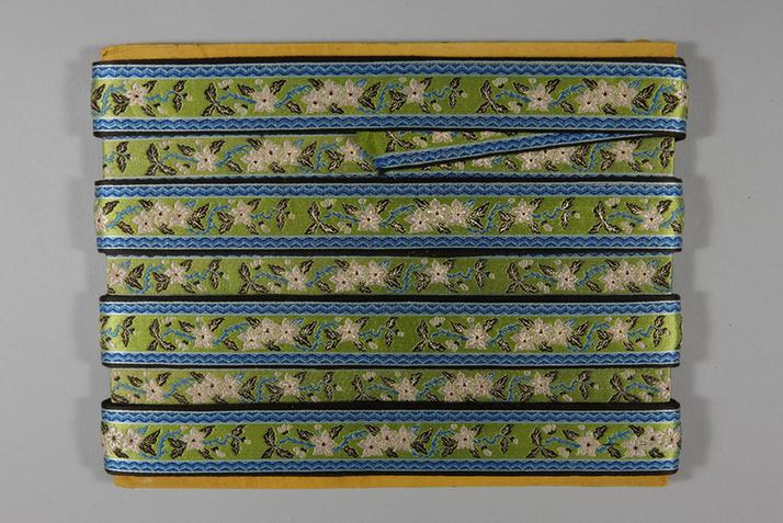 浅绿色缎地织金三蓝立水边时花纹绦