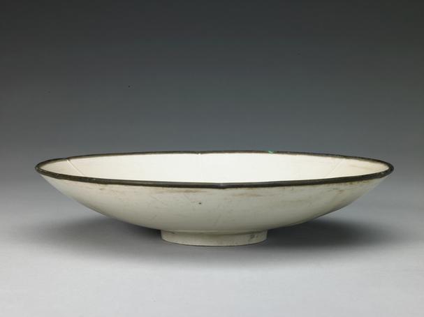 定窑白釉划花荷莲纹花口盘