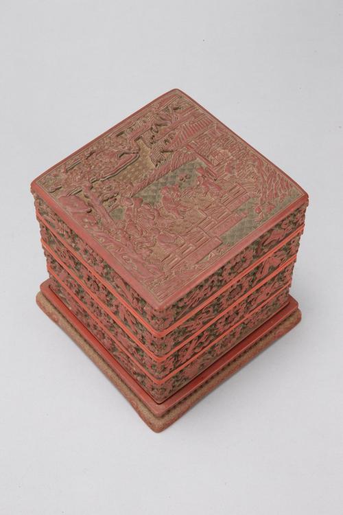 剔红山水人物图暗八仙纹三层方盒