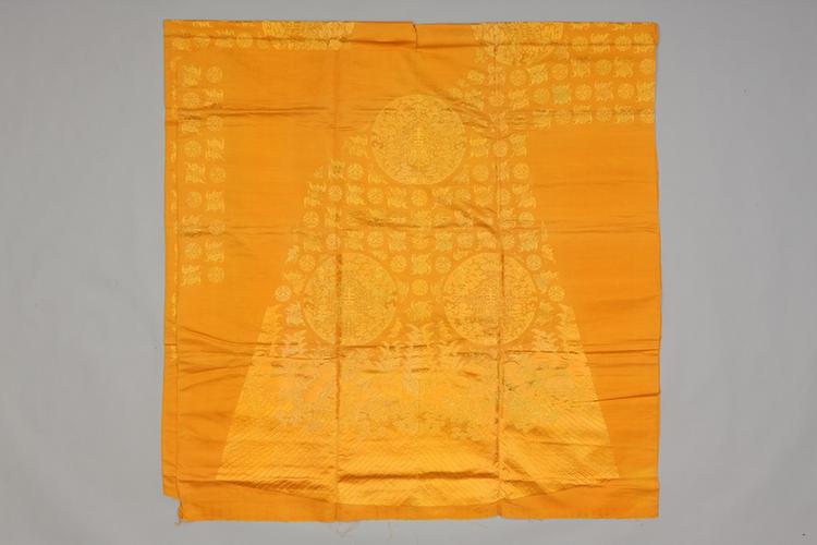 杏黄色绸绣本色吉庆有余纹袍料