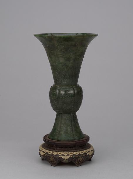 碧玉缠枝莲纹花觚