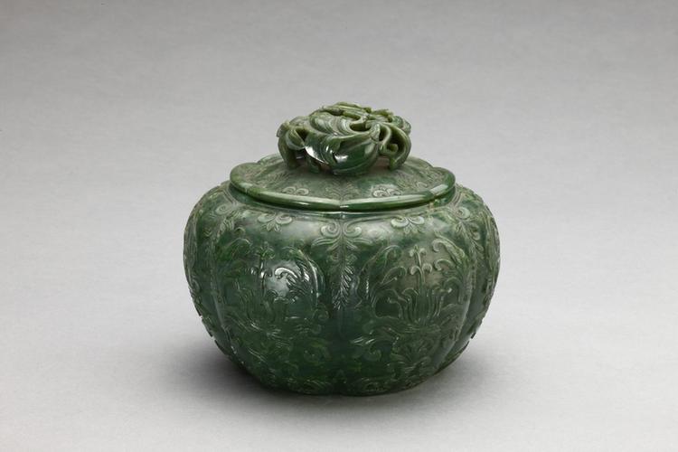 碧玉莲花纹瓜棱式罐