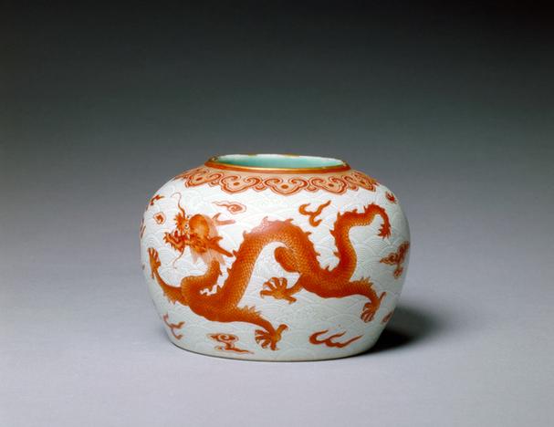 嘉庆款白粉地轧道矾红彩云龙纹水丞