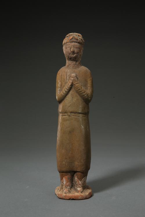 陶青釉男立俑