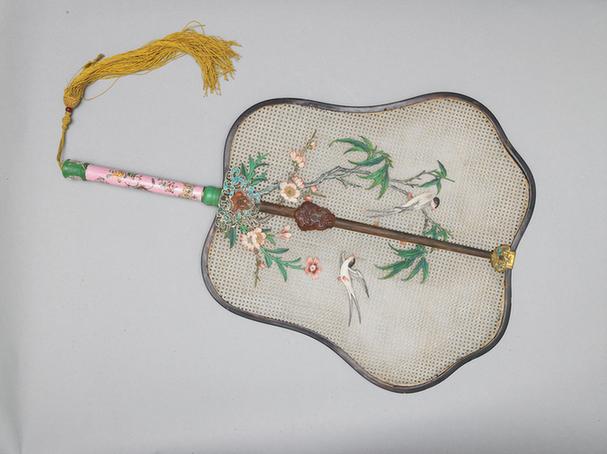 象牙编织嵌象牙染雕柳燕图团扇