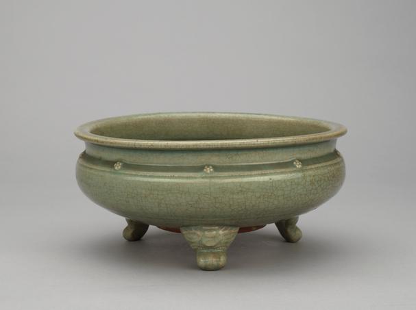 龙泉窑青釉三足炉