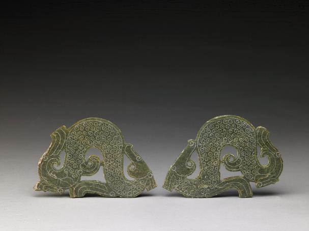 青玉蚕纹龙形佩