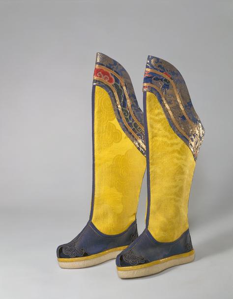 石青色缎补绒云纹头尖底靴