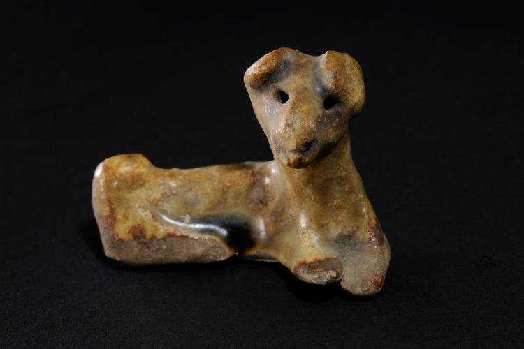 黄釉瓷卧狗