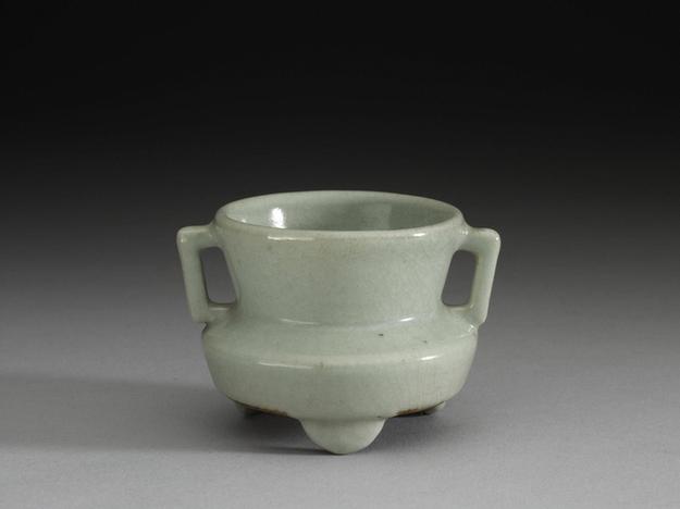 月白双耳三足小炉