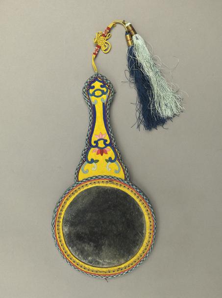 黄色缎钉绫绣圣寿无疆纹活计-镜子