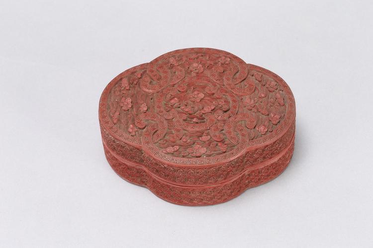 剔红落花流水云头纹海棠式盒