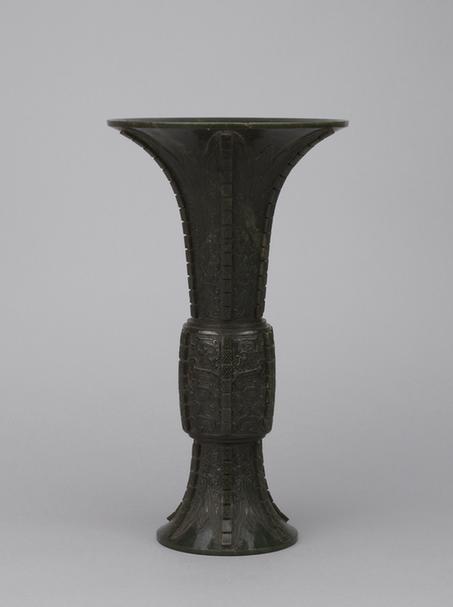 乾隆款碧玉蕉叶兽面纹出戟圆觚