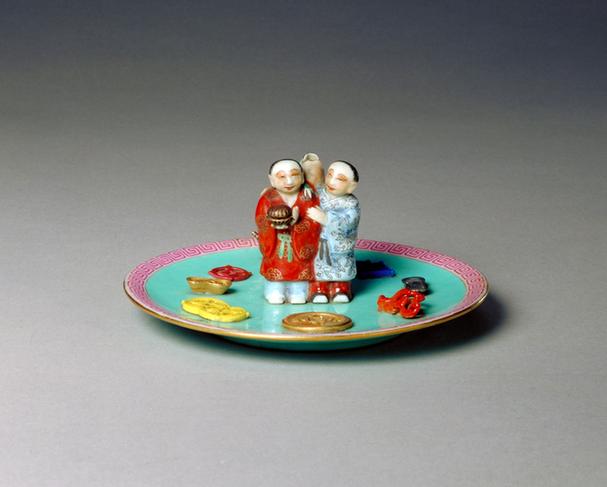 嘉庆款绿地粉彩双人背筒香插