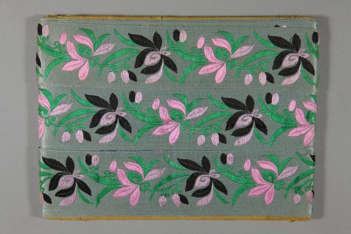 湖色缎地淡彩串枝兰花纹绦