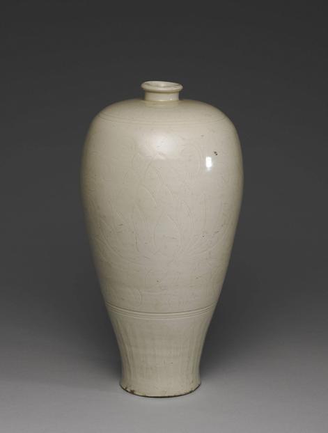 白瓷划花莲纹梅瓶