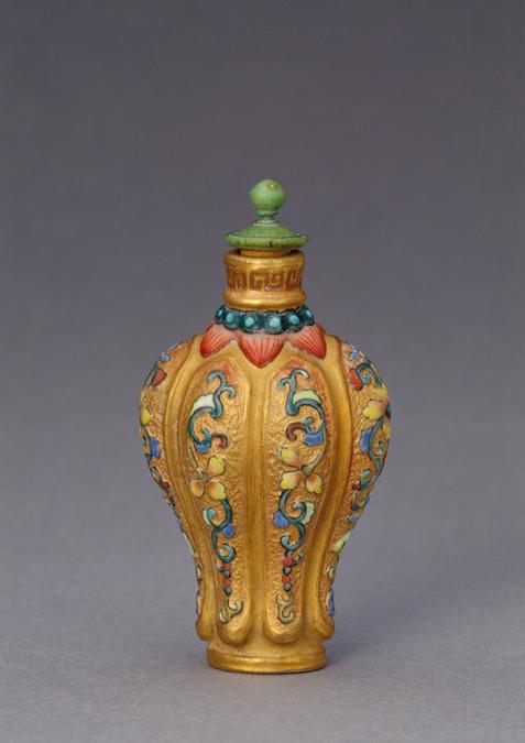 乾隆款金地料彩瓜式鼻烟壶