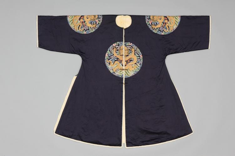 石青色缎绣四团彩云金龙纹银鼠皮衮服