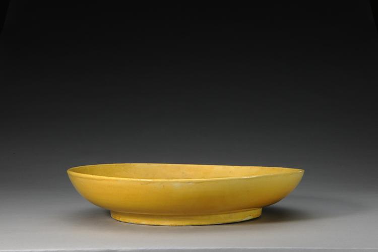 嘉靖款黄釉暗划云龙纹盘