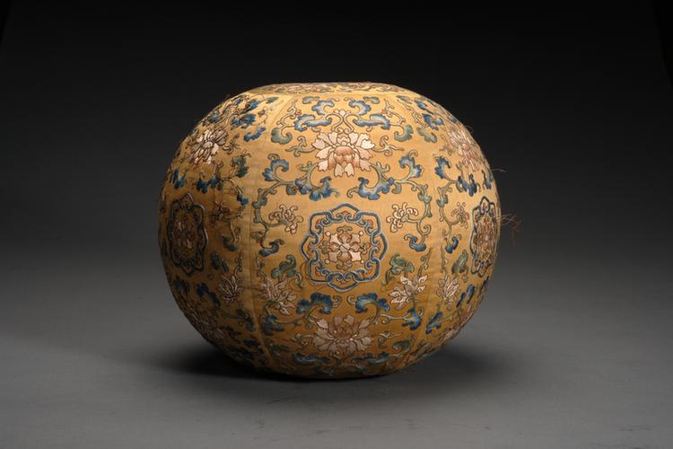 黄色缎绣勾莲蝠纹迎手