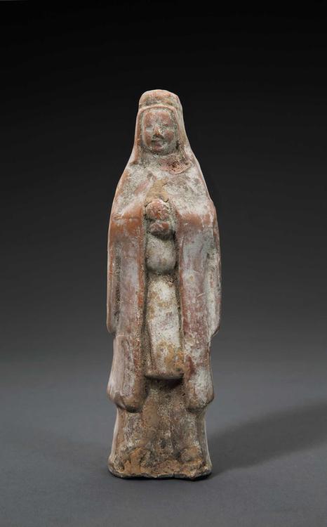 陶披风衣拱手男立俑