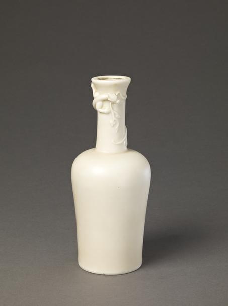 德化窑白釉塑贴蟠螭纹瓶