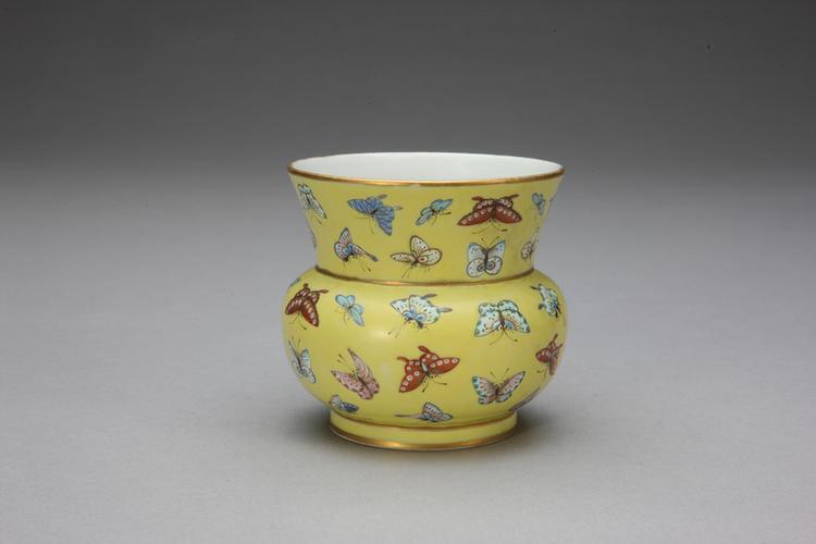 黄地粉彩蝴蝶纹奓斗