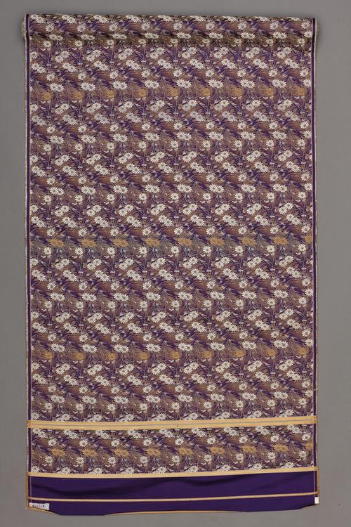 藕荷色地菊花纹织金锦