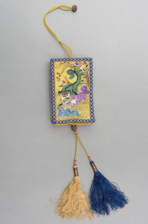 黄色缎绣太狮少狮百鸟朝凤纹活计-什物盒