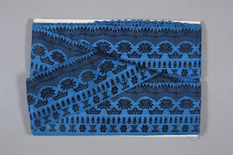 品月色缎地朵菊纹绦