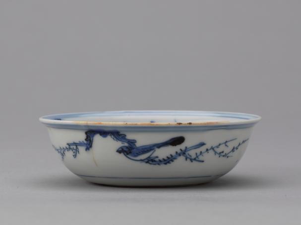 博物斋款青花蝴蝶花鸟图碟