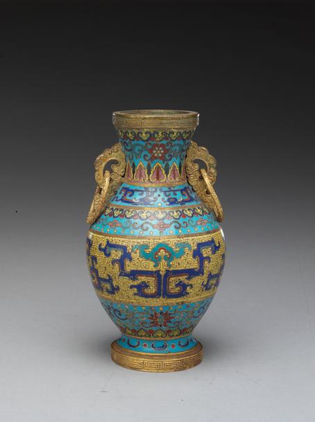 乾隆款掐丝珐琅夔纹螭耳活环瓶