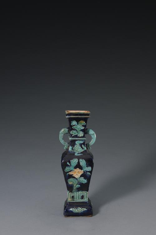 蓝地雕花双耳方瓶