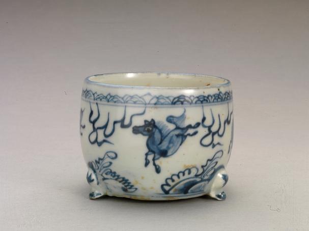 青花飞马纹三足炉