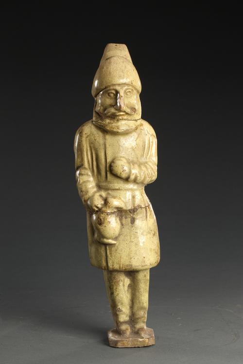 陶黄釉提壶男俑