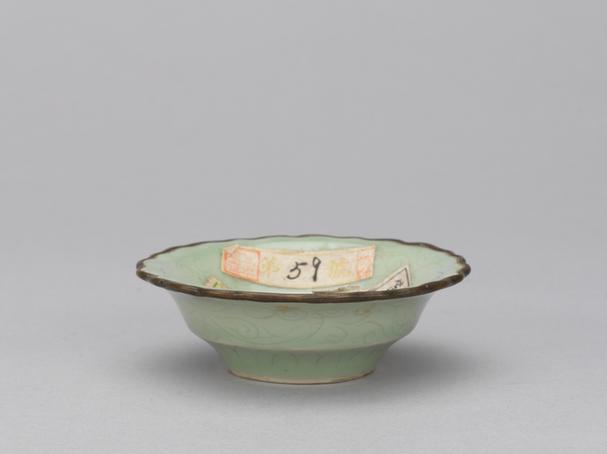 宣德款仿龙泉釉划花碟