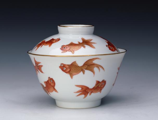 白地矾红彩描金鱼纹盖碗