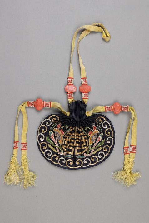 石青色缎平金银锁绣灵芝团寿纹椭圆荷包