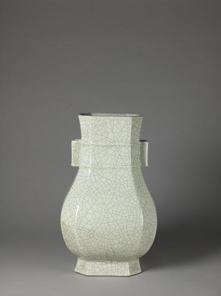 雍正款仿哥釉贯耳穿带方瓶