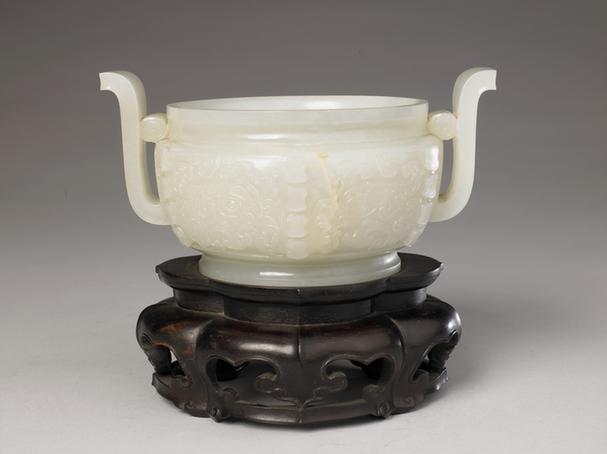 白玉仿古铜纹朝冠耳炉
